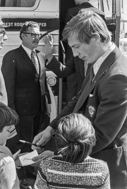 The Russian team arrives in Winnipeg for the Canada vs Russia Summit Series in 1972. (Gerry Cairns / Winnipeg Free Press files)