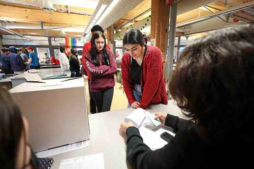 RUTH BONNEVILLE / WINNIPEG FREE PRESS
The Met Centre for Arts and Technology, an alternative high school in the city core, was among the institutions that took part in the Student Vote initiative.