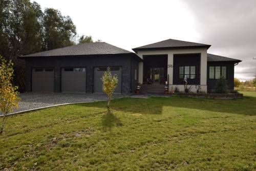 Photos by Todd Lewys / Winnipeg Free Press
                                This custom-built bungalow is situated on a mature two-acre lot in Grande Pointe.