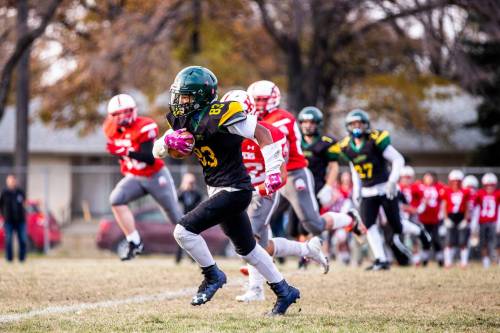 MIKAELA MACKENZIE / WINNIPEG FREE PRESS
                                Miles Macdonell Buckeyes' Amari Griffiths-Sosoo runs for a touchdown against the Kelvin Clippers on Thursday at Kelvin High School.