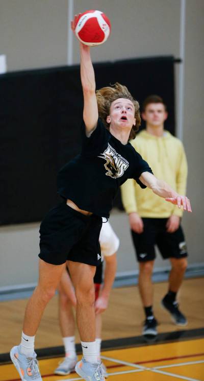 JOHN WOODS / WINNIPEG FREE PRESS
                                Hudson Rempel of the Steinbach Regional Secondary School varsity volleyball team practices at the school.