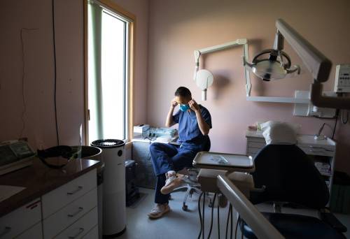 JESSICA LEE / WINNIPEG FREE PRESS
Wally Mah puts on a mask in his dental office on October 5, 2022. The night before, the community lost power. He gets ready even though there is no electricity for him to operate his dental equipment.