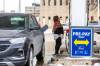 MIKAELA MACKENZIE / WINNIPEG FREE PRESS Susan Meged pays for gas at the 701 Portage Avenue Shell in Winnipeg on Monday, Nov. 21, 2022. For Malak Abas story. Winnipeg Free Press 2022.