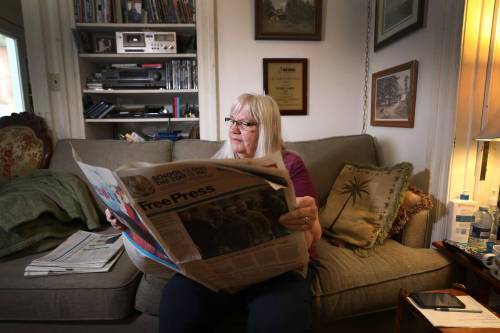 Longtime Free Press subscriber, Doris Ames, reads the paper every day in her living room. (Ruth Bonneville / Winnipeg Free Press)