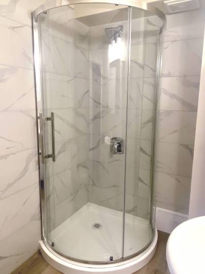 Photos by Marc LaBossiere / Winnipeg Free Press
                                A corner shower stall with rounded base and sliding glass shower door replaces the old unit, which was grungy and dated