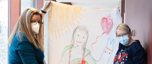 JESSICA LEE / WINNIPEG FREE PRESS

Miriam Duff, in Psychosocial Oncology, (left) and patient Maggie Hodson, hold up Hodson’s art on December 16, 2022 at CancerCare Manitoba.

Reporter: Eva Wasney