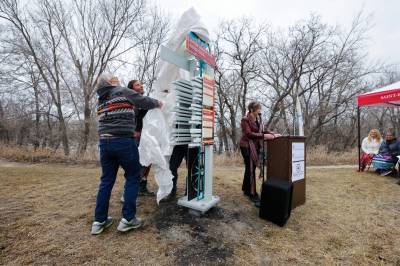 RUTH BONNEVILLE / WINNIPEG FREE PRESS
                                Pierrette Sherwood, chairwoman of Dawson Trail Arts and Heritage Tour, along with supporters, takes part in the unveiling of an interpretive landmark on the western terminus of the trail at the Seine River Parkway.