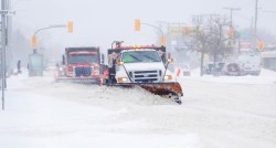 Snow-clearing crews make their way westbound down Portage Avenue. (Ruth Bonneville / Winnipeg Free Press)