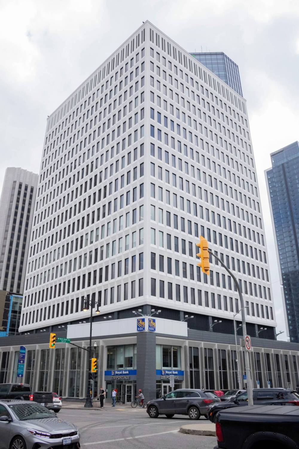MIKE THIESSEN / WINNIPEG FREE PRESS
                                220 Portage Ave., a 17-storey tower housing the Royal Bank of Canada, is listed for $34 million.