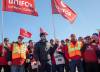 BROOK JONES / FREE PRESS
                                Canada&rsquo;s NDP Leader Jagmeet Singh (middle) revs up Griffin Wheel Company workers, Unifor Local 144, Thursday while they are on the picket line fighting for fair benefits and pensions.
