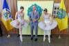 MIKE DEAL / FREE PRESS
                                Mayor Scott Gillingham tries to demonstrate his en pointe technique while RWB ballerinas Katie Bonnell (left) and Emilie Lewis show him how it&rsquo;s done.