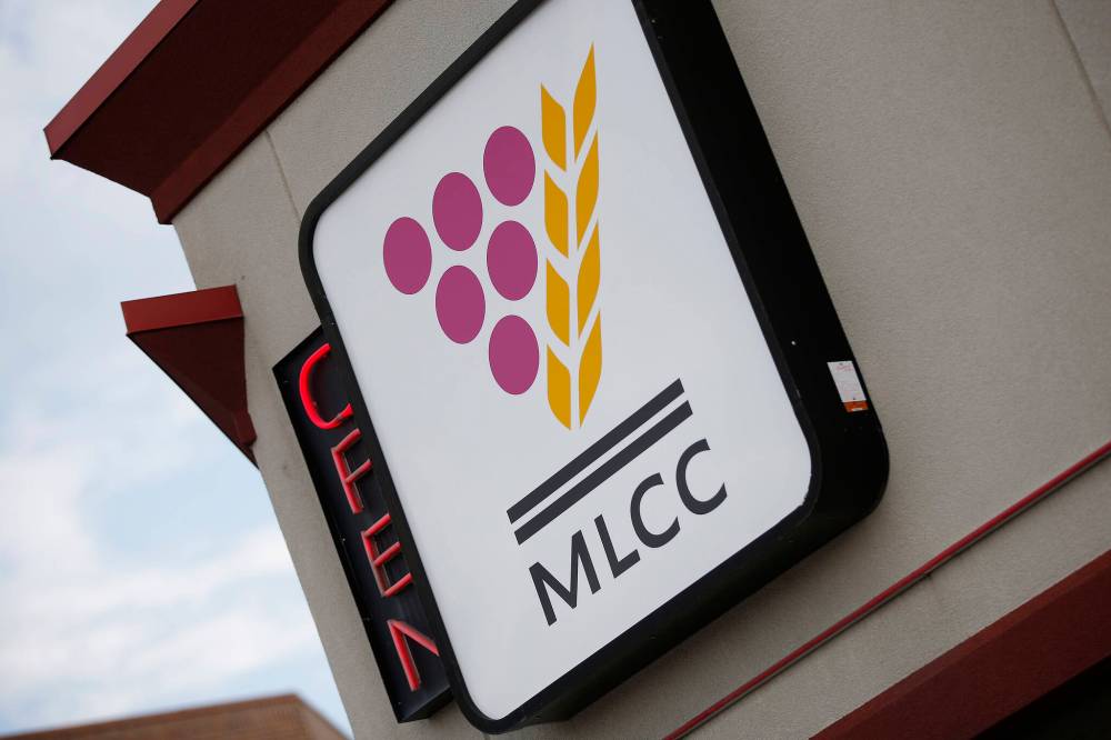 JOHN WOODS / FREE PRESS FILES
                                In it&rsquo;s annual report, Manitoba Liquor and Lotteries partly blames a strike at its retail locations and resulting wage hikes for reduced profits in the 2023-24 fiscal year.