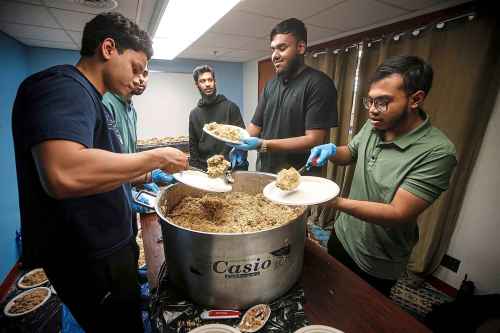 JOHN WOODS / FREE PRESS
Members of the University of Manitoba Muslim StudentsÕ Association prepare for iftar at the end of their fast during Ramadan in their prayer room at the U of MB Monday, March 3, 2025. 

Reporter: john