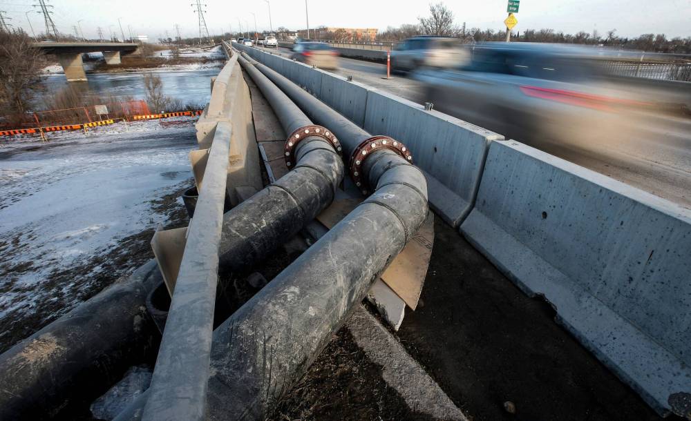 JOHN WOODS / FREE PRESS FILES 
More than 230 million litres of raw sewage spilled into the Red River at Fort Garry Bridge when an aging pipe malfunctioned in 2024. It was the second-worst spill in city history.