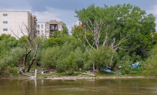 A large encampment along the embankment of the Assiniboine River at the end of Spence Street off of Balmoral Street. (Mike Deal / Free Press)