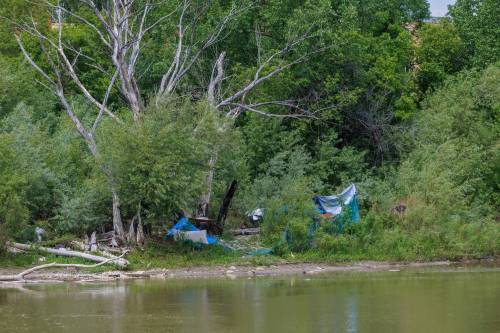 MIKE DEAL / FREE PRESS
                                A large encampment along the banks of the Assiniboine River at the end of Spence Street at Balmoral Street.
                                MIKE DEAL / FREE PRESS A large encampment along the embankment of the Assiniboine River at the end of Spence Street off of Balmoral Street. Reporter: Scott Billeck 250528 - Wednesday, May 28, 2025.