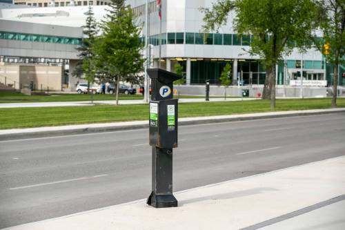 BROOK JONES/FREE PRESS
                                There are better ways for the City of Winnipeg to handle getting rid of its parking pay stations, which will be removed between July 2 and Aug. 31. A pay station is pictured along Broadway Avenue on May 21.