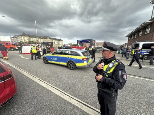 Police at the scene of a stabbing at Hamburg Central Station in Hamburg, Germany, Friday, May 23, 2025. (Steven Hutchings/dpa via AP)