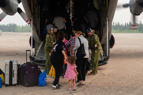 NICHOLAS ZAHARI / CANADIAN ARMED FORCES FILES
In Norway House, military members help to evacuate residents from Mathias Colomb First Nation, who had escaped a wildfire near their community at the end of May.