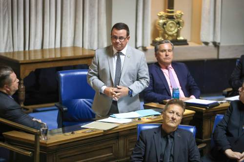 Ruth Bonneville / Free Press Local 
                                Jeff Wharton, PC MLA for Red River North, makes an apology in the Legislative chamber. Politicians have been censored for their roles in an attempt to force through a project licence, but what about the bureaucrats involved?