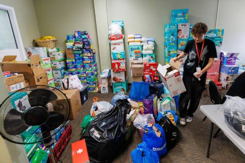 MIKE DEAL / FREE PRESS
                                Kit Carleton a staff member at the Louis Riel Institute volunteers at the MMF&rsquo;s emergency centre.