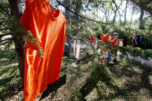 JOHN WOODS / FREE PRESS
                                People take part in a reconciliation walk at Assiniboine Park Sunday, September 28, 2025. Reporter: scott