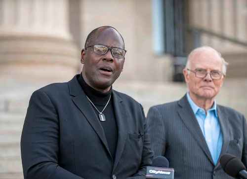 BROOK JONES / FREE PRESS
Former Winnipeg Blue Bombers running back Willard Reaves, 66, (left) announces his intention to become the leader of the Manitoba Liberal Party while former party leader and former Legislative Assembly Member for River Heights Jon Gerrard joins him on the steps of the main entrance to Manitoba Legislative Building in Winnipeg, Man., Sunday, Sept. 7, 2025.