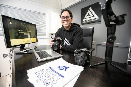 MIKAELA MACKENZIE / FREE PRESS
                                Jeff Gordon has created a video, photography and content creation course that he teaches in his photography studio.