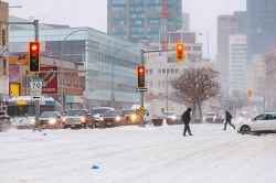 Pedestrians and vehicles at Portage Avenue and Sherbrook Street. (Mike Deal / Free Press)
