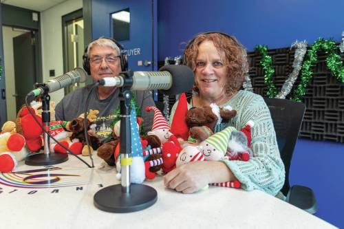 Marta Guerrero
                                Michelle Lécuyer-Hutton et Randy Magirowski posent avec les cadeaux qui seront offerts aux enfants le jour de l&rsquo;émission.
