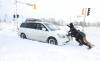 RUTH BONNEVILLE / FREE PRESS
                                 Drivers that were passing by a van stuck along Dugald Road stopped to help the driver.