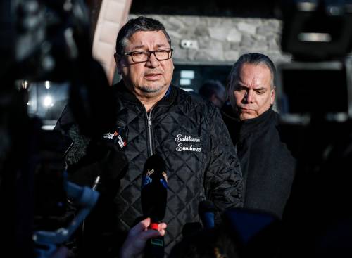 John Woods / THE CANADIAN PRESS FILES
                                Pimicikamak Cree Nation Chief David Monias, left, and Manitoba Keewatinowi Okimakanak Inc. (MKO) Grand Chief Grand Chief Garrison Settee speak to the media during a tour with politicians and media at Pimicikamak Cree Nation, Man., last Wednesday.