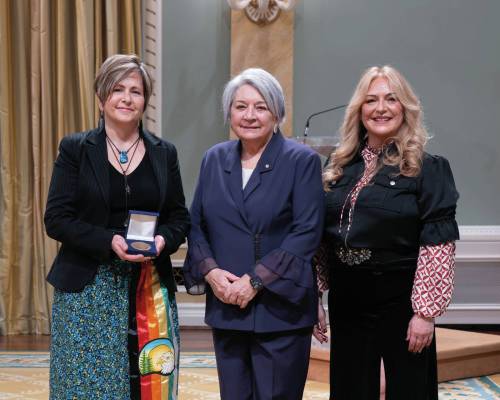 La série GG12: Le m2 Louis Dubé, Rideau Hall © BSGG, 2026
                                La Gouverneure générale, Mary Simon, a remis un prix à Pierrette Sherwood et Mireille Lamontagne pour leur travail sur le circuit artistique et patrimonial du chemin Dawson.
