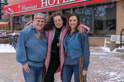 Marta Guerrero photo
                                Guy Noël, (à gauche) co-organisateur des Jeux Voyageurs, Laneil Smith, propriétaire de l&rsquo;hôtel Marion et Johanne Noël, co-organisatrice des Jeux Voyageurs