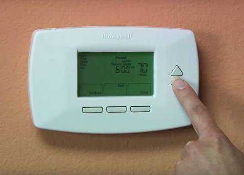 The Associated Press Files
                                Manitobans may get cash for turning down the thermostat during peak energy-use periods next winter and for limiting the use of air conditioning during peak summer times.