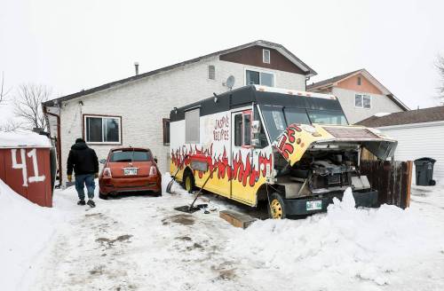 JOHN WOODS / FREE PRESS FILES
                                City bylaw officers have shut down a food truck that was operating in a Tyndall Park neighbourhood back lane for months.