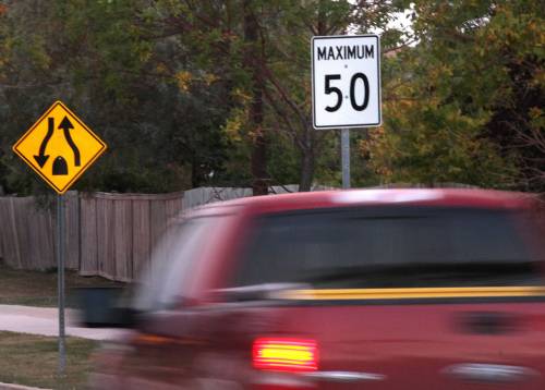 Phil Hossack / Free Press Files
                                A report to be presented to the City of Winnipeg&rsquo;s public works committee next week suggests reducing the default speed limit from the current 50 km/h down to 40 km/h could improve safety for pedestrians, cyclists and others.
