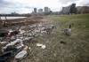 JOHN WOODS / FREE PRESS FILES
                                Garbage strewn along Waterfront Drive at Fort Douglas Park in Winnipeg. A new city report says nearly 12 per cent of the city&rsquo;s parks and open-space assets are in poor or very poor condition.