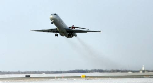 MIKE APORIUS/WINNIPEG FREE PRESS - Northwest Airlines plane takes off from the James Richardson Airport Thursday - see Kirbyson story January 31/2008